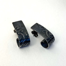 Load image into Gallery viewer, Dark Sterling Silver Deco Pattern Curl Stud Earrings