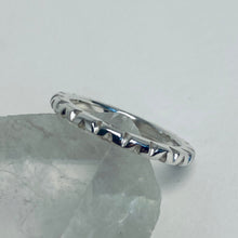 Load and play video in Gallery viewer, Sterling Silver Ribbon Pattern Ring

